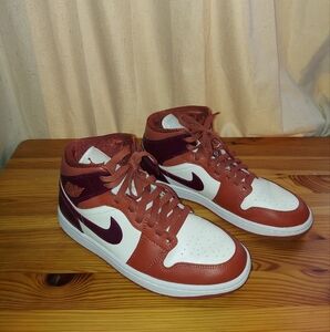 AIR JORDAN 1 MID Size 8.5